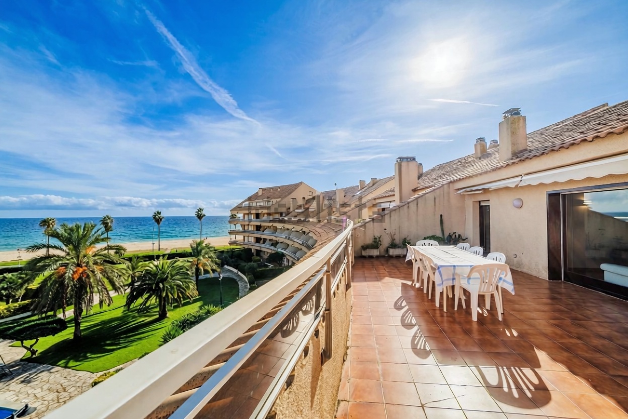 Piso en venta en primera línea de playa en Calonge