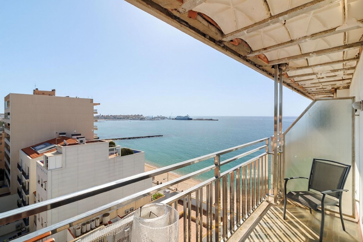 Piso en venta en primera línea de playa en Calonge