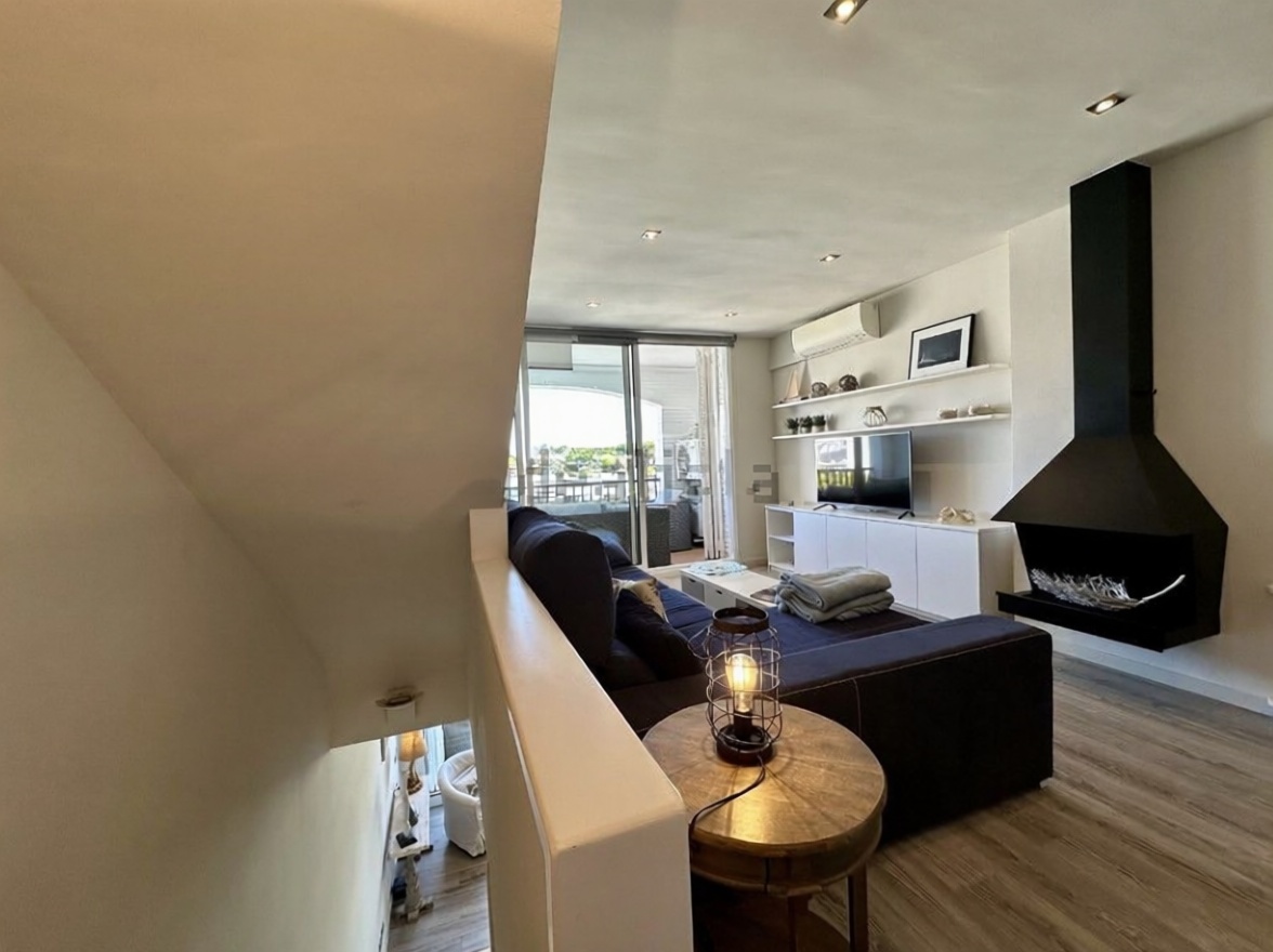 Chalet à vendre avec accès direct à la plage à Castell-Platja d'Aro — Séjour