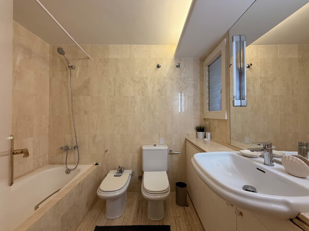 Grenier aménagé à vendre en première ligne de mer à Castell-Platja d'Aro — Sanitaires