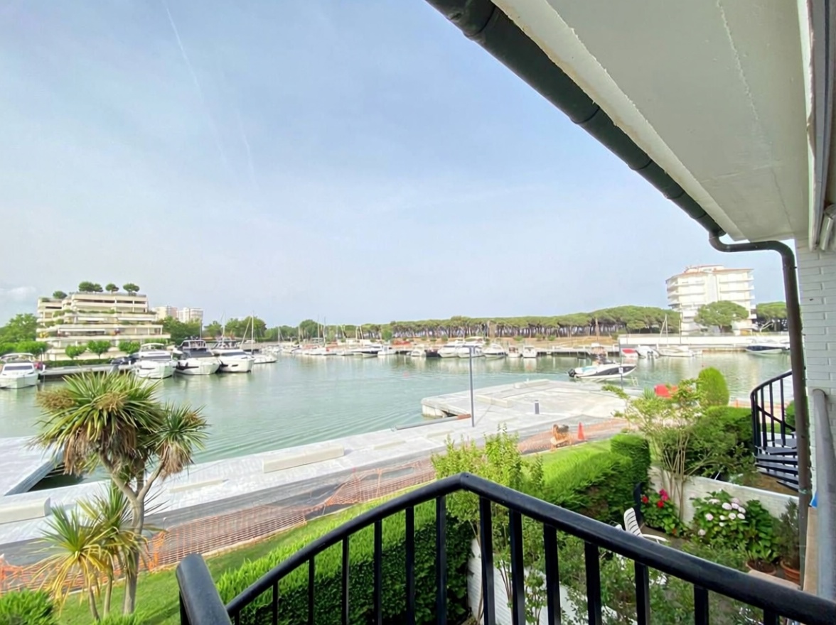 Шале на продажу с прямым выходом на пляж в Castell-Platja d'Aro