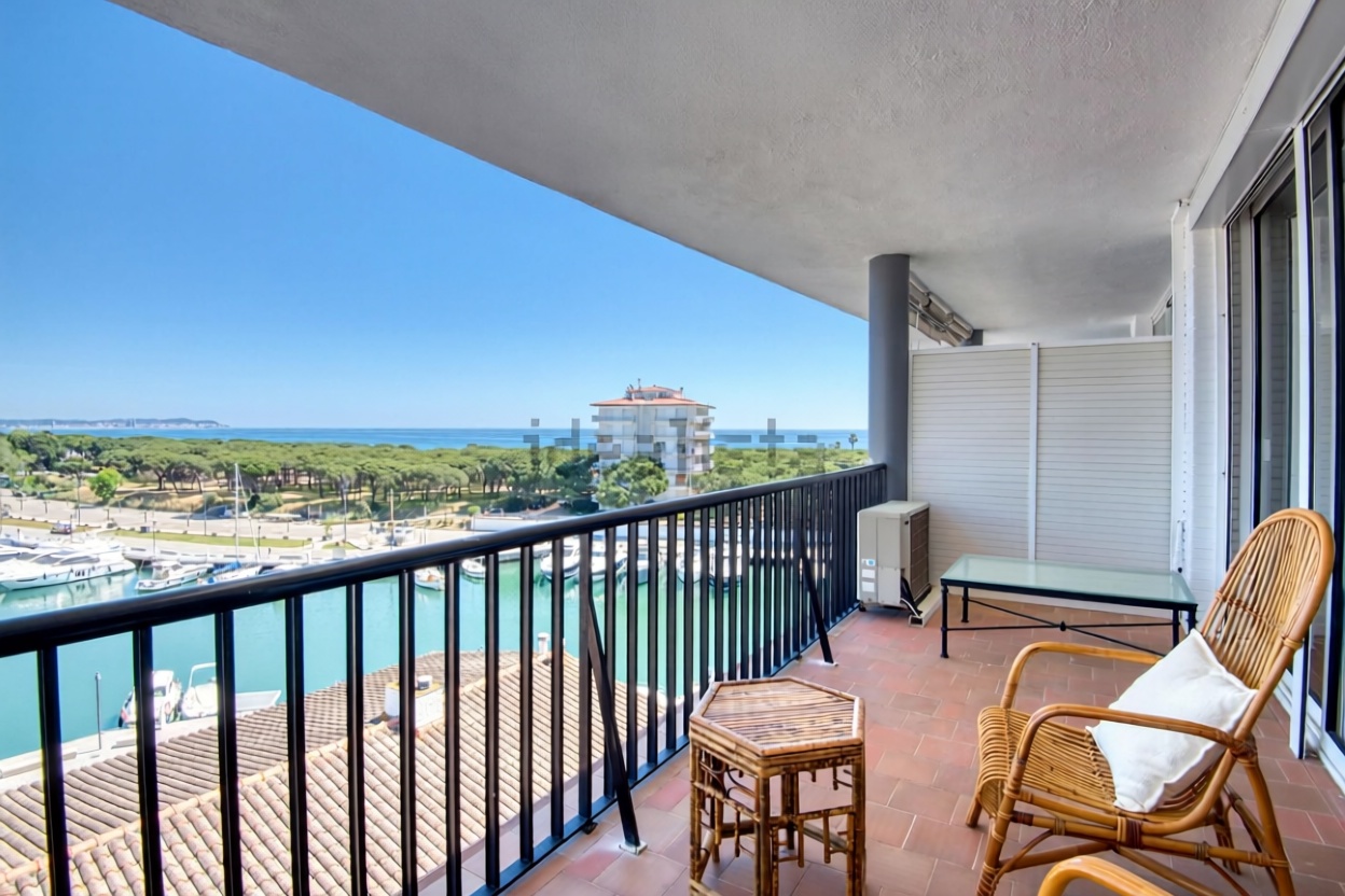 Дуплекс на продажу на первой линии пляжа в Castell-Platja d'Aro