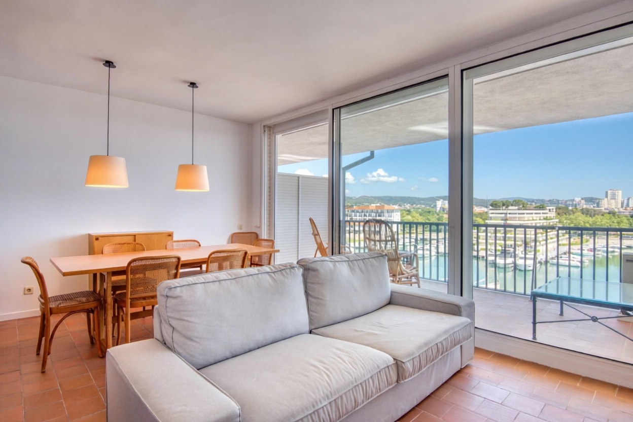Дуплекс на продажу на первой линии пляжа в Castell-Platja d'Aro — Гостиная