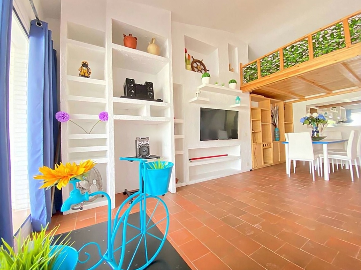 Шале на продажу с прямым выходом на пляж в Castell-Platja d'Aro — Гостиная