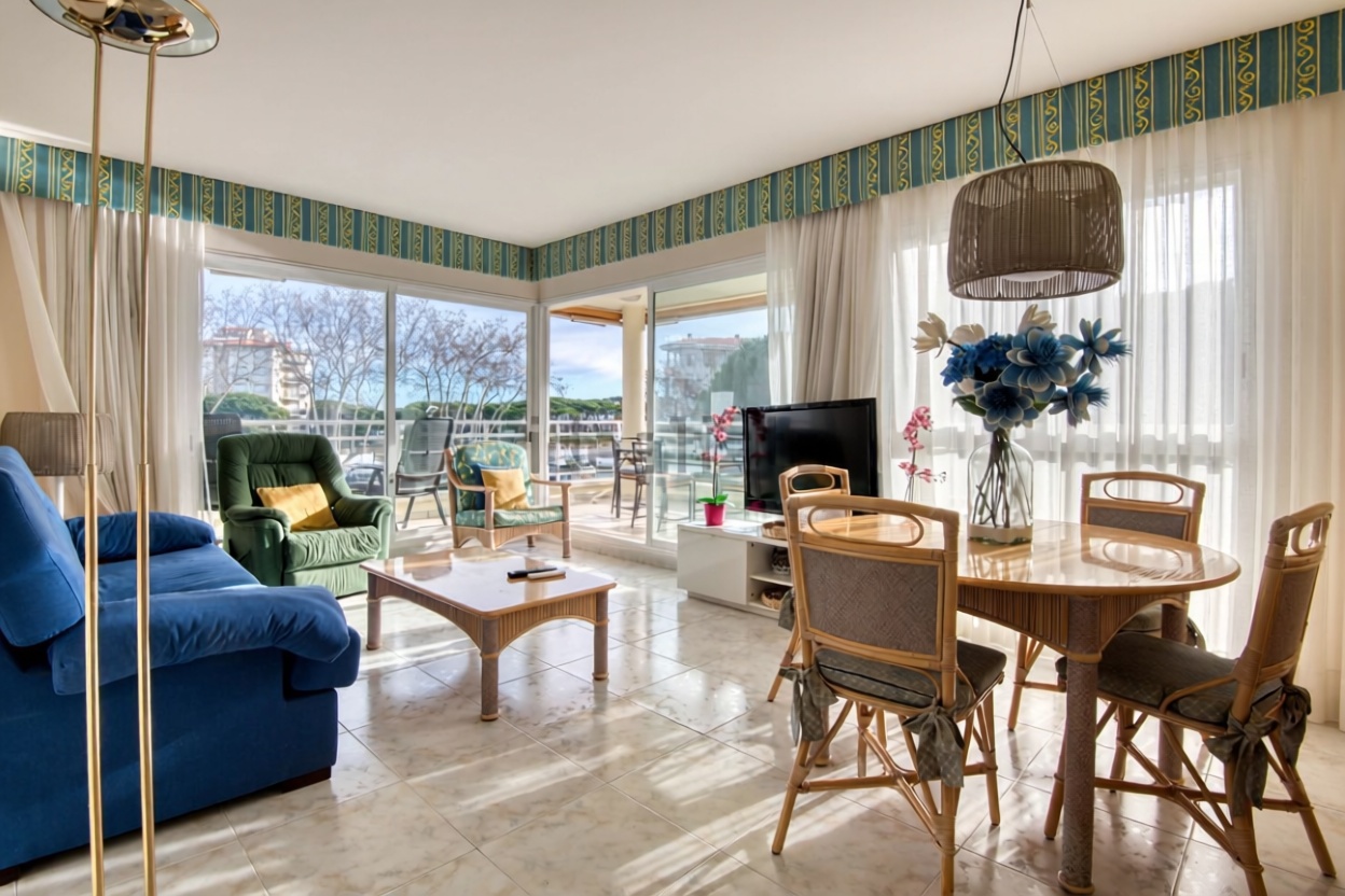 Квартира на продажу на первой линии пляжа в Castell-Platja d'Aro — Гостиная