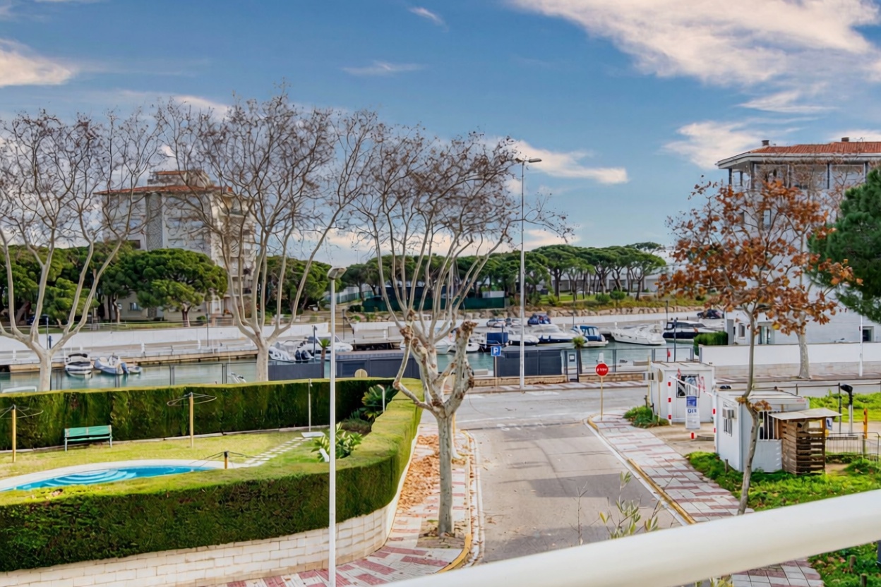 Квартира на продажу на первой линии пляжа в Castell-Platja d'Aro