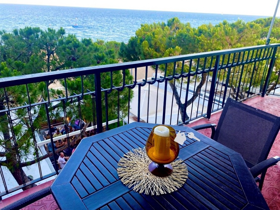 Квартира на продажу на первой линии пляжа в Castell-Platja d'Aro