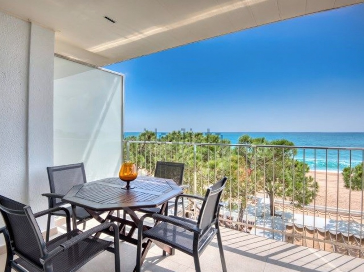 Квартира на продажу на первой линии пляжа в Castell-Platja d'Aro
