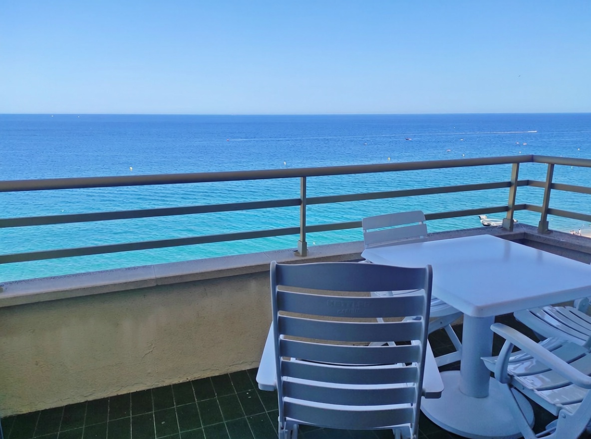 Квартира на продажу на первой линии пляжа в Castell-Platja d'Aro