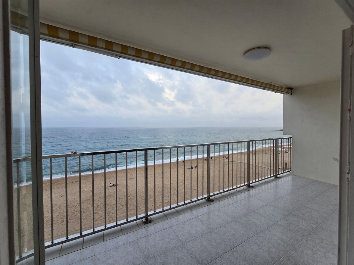 Квартира на продажу на первой линии пляжа в Castell-Platja d'Aro