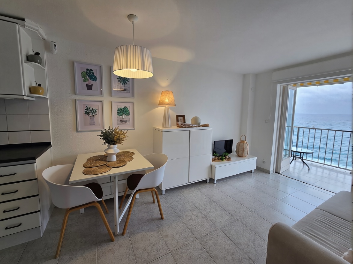 Квартира на продажу на первой линии пляжа в Castell-Platja d'Aro — Столовая