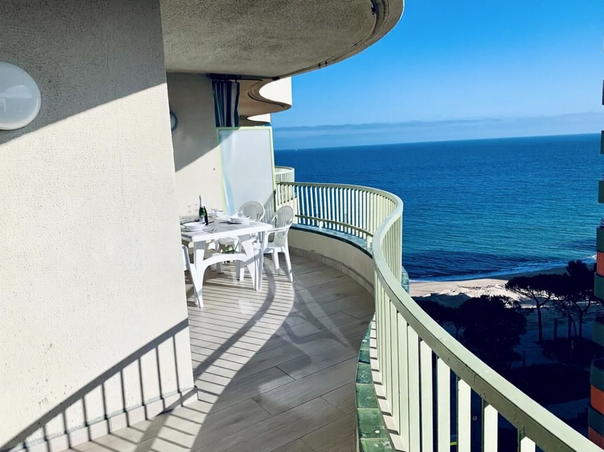 Flat for sale frontline beach in Castell-Platja d'Aro
