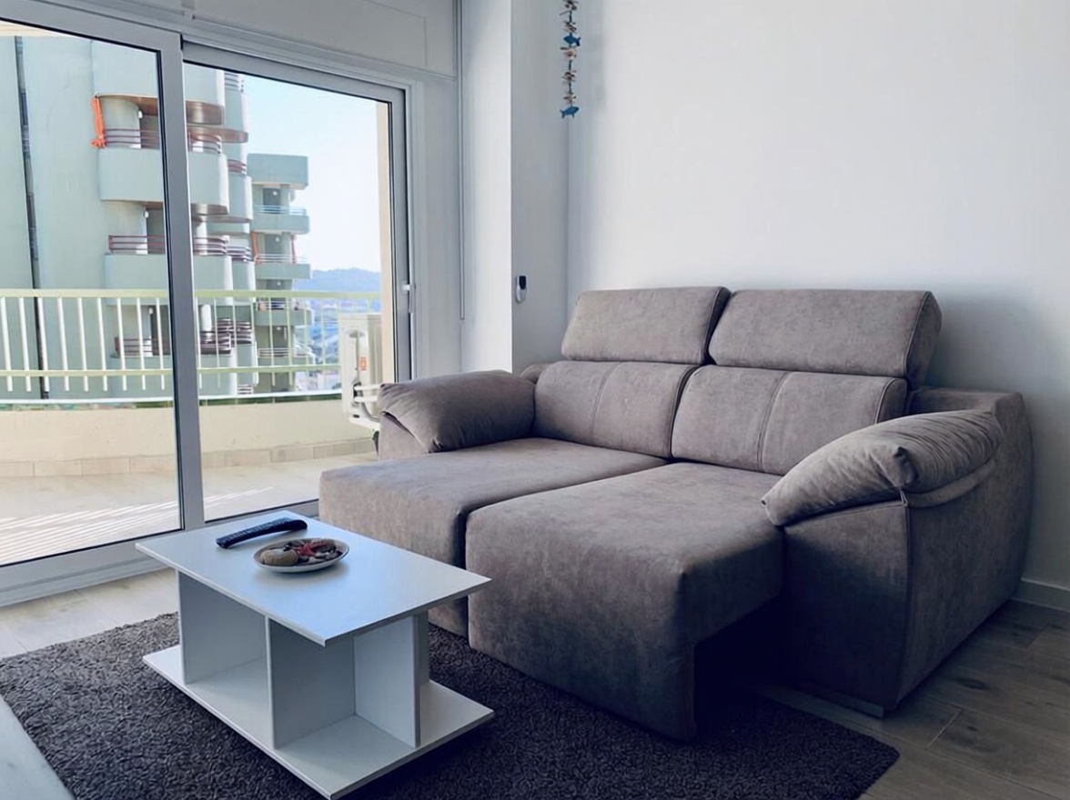 Wohnung zum Verkauf in direkter Strandlage in Castell-Platja d'Aro — Wohnzimmer