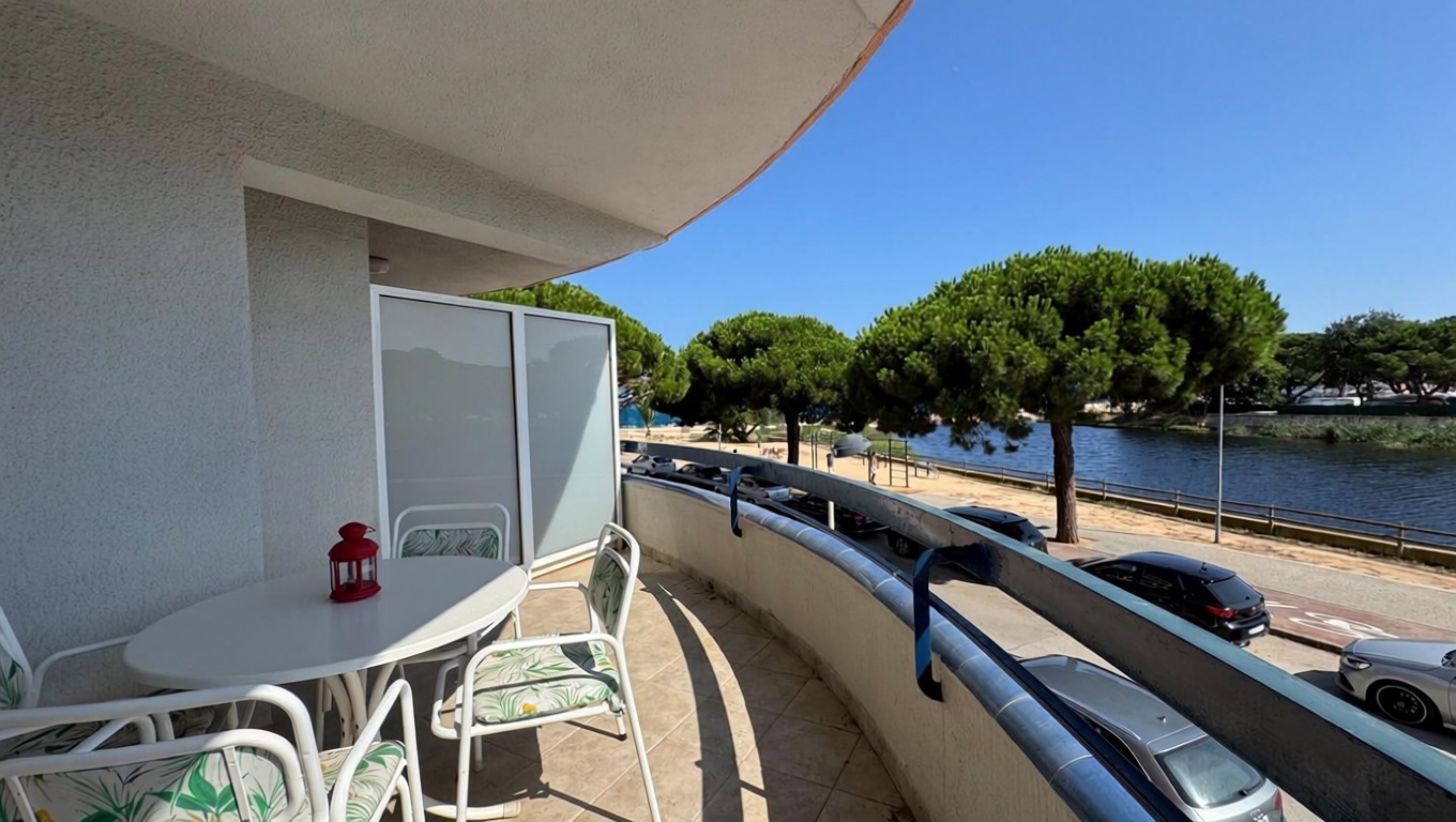 Квартира на продажу на первой линии пляжа в Castell-Platja d'Aro