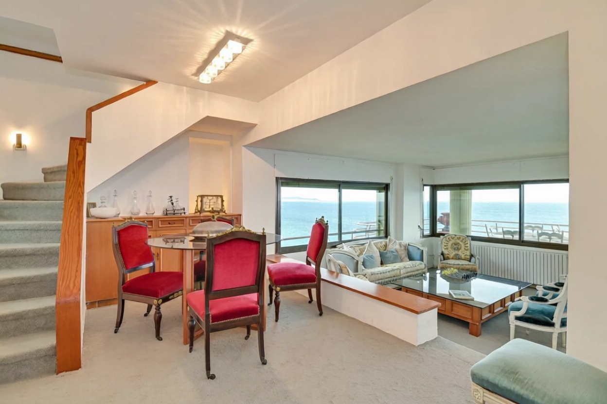 Мансарда на продажу на первой линии моря в Castell-Platja d'Aro — Гостиная