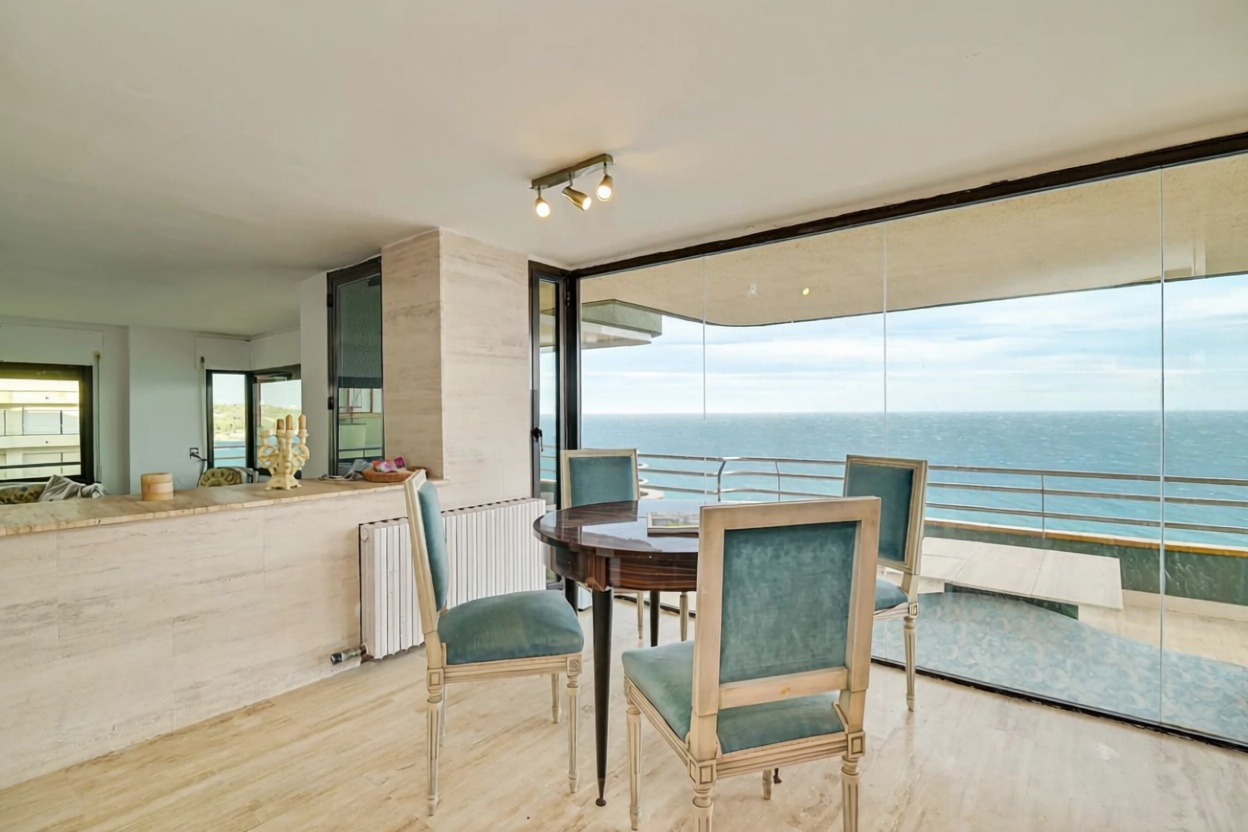 Мансарда на продажу на первой линии моря в Castell-Platja d'Aro — Столовая