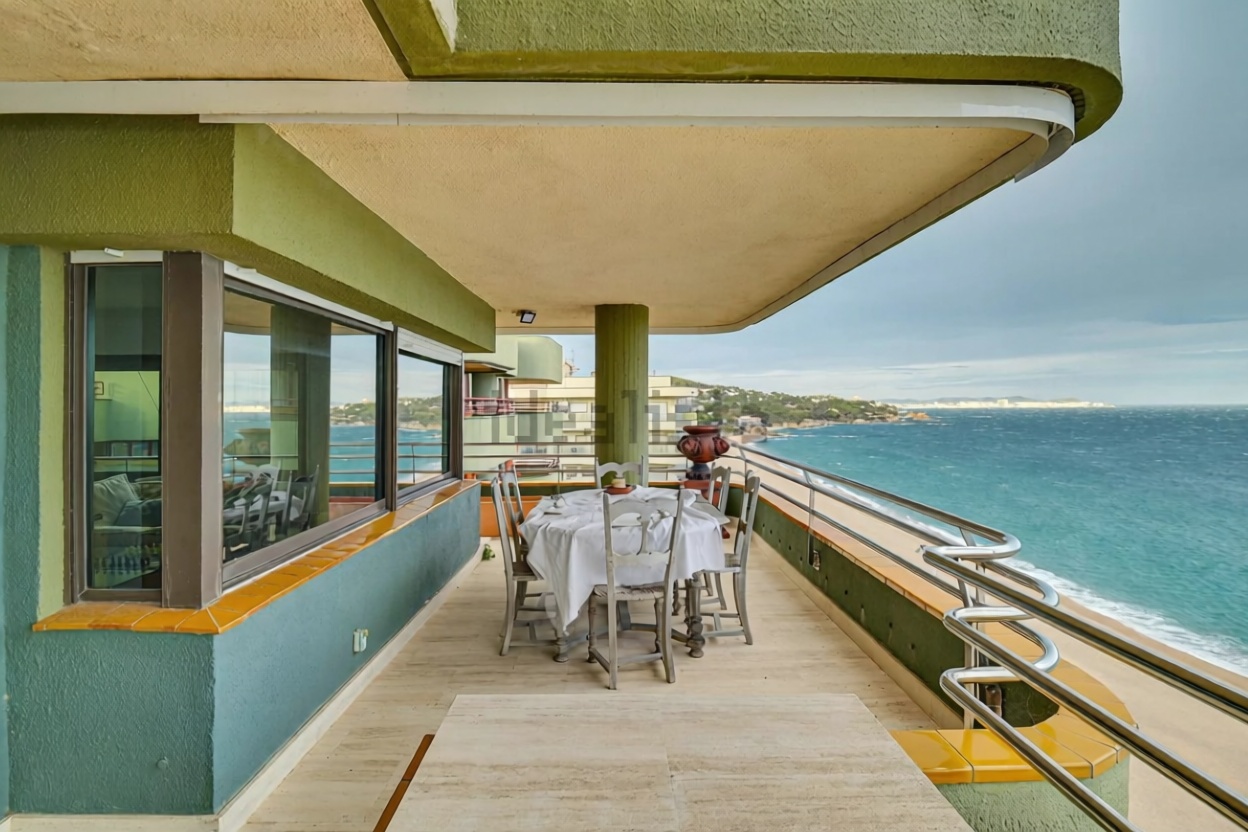 Мансарда на продажу на первой линии моря в Castell-Platja d'Aro