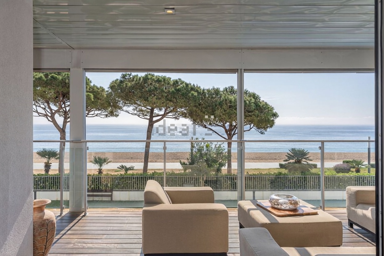 Квартира на продажу на первой линии пляжа в Castell-Platja d'Aro