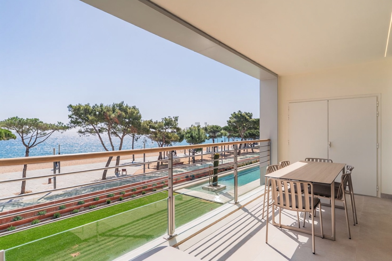 Квартира на продажу на первой линии пляжа в Castell-Platja d'Aro
