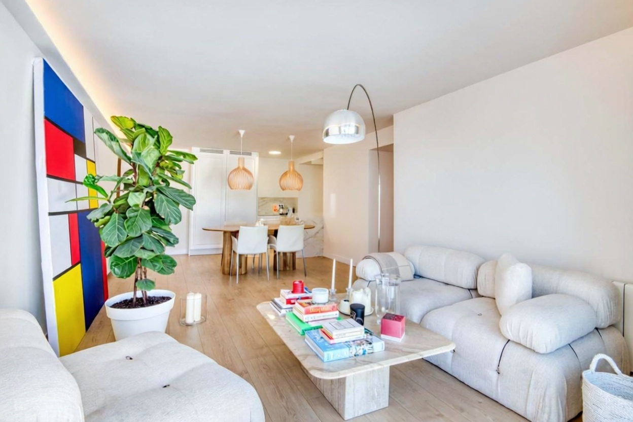 Piso en venta en primera línea de playa en Sant Feliu de Guíxols — Salón