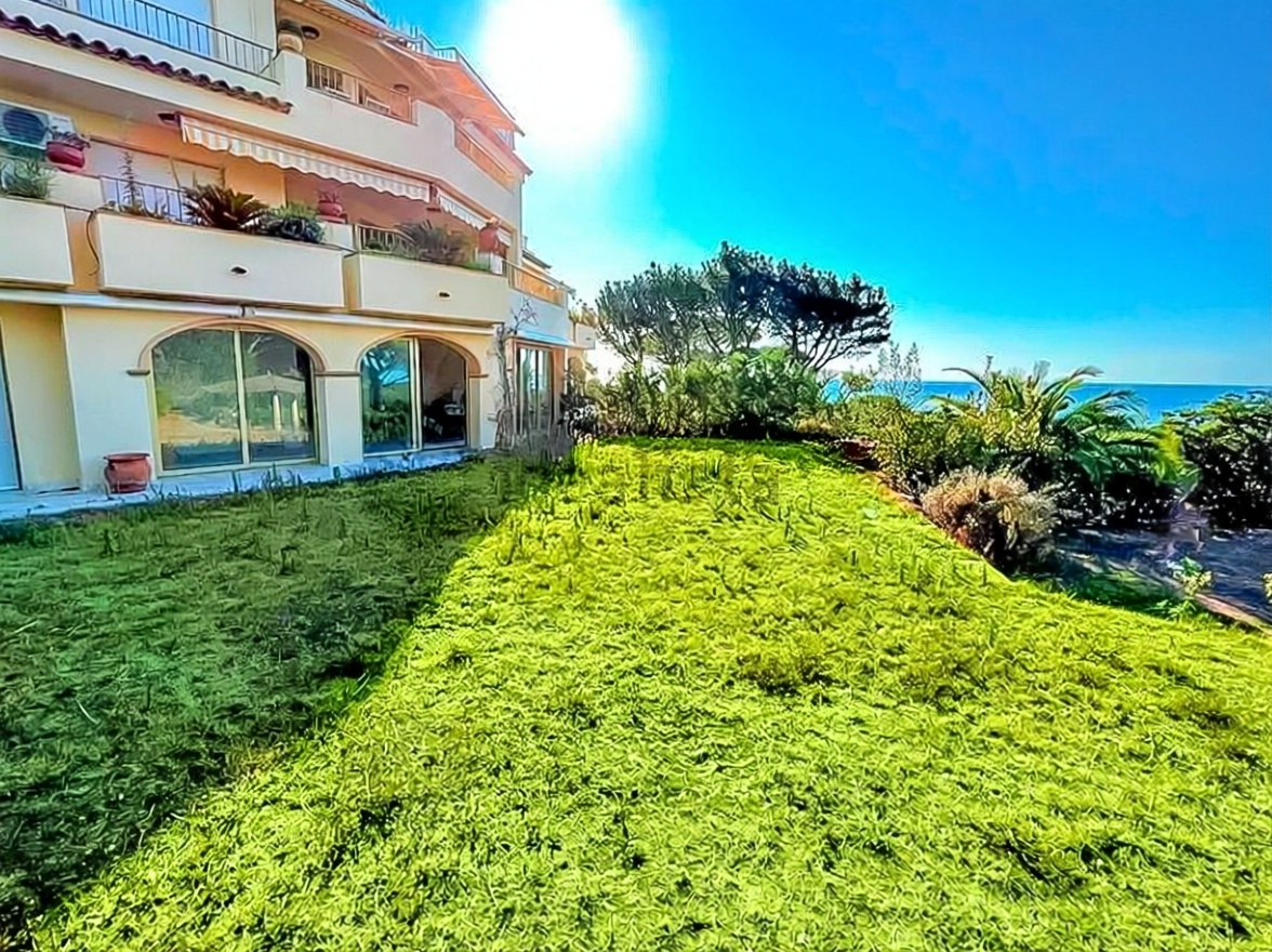 Wohnung zum Verkauf in direkter Strandlage in Sant Feliu de Guíxols