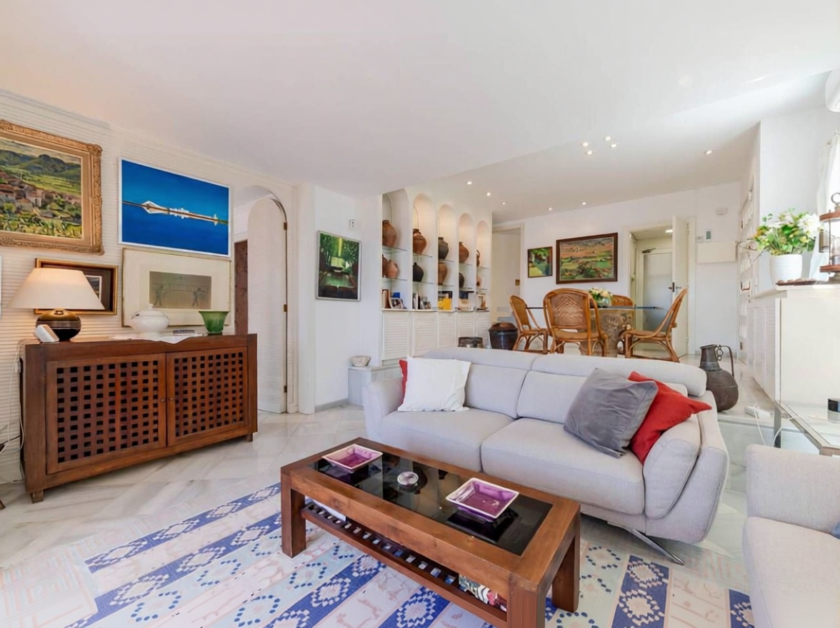 Piso en venta en primera línea de playa en Sant Feliu de Guíxols — Salón