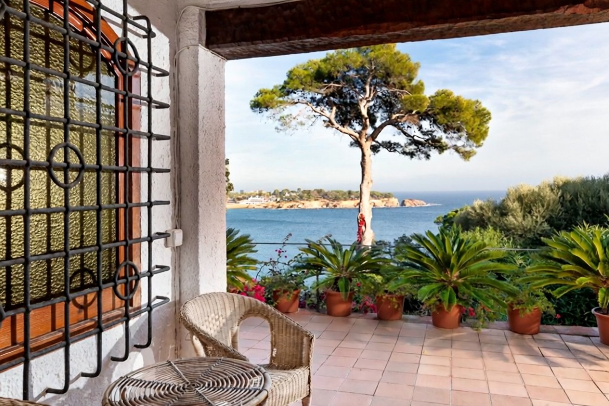 Chalet zum Verkauf mit direktem Strandzugang in Sant Feliu de Guíxols