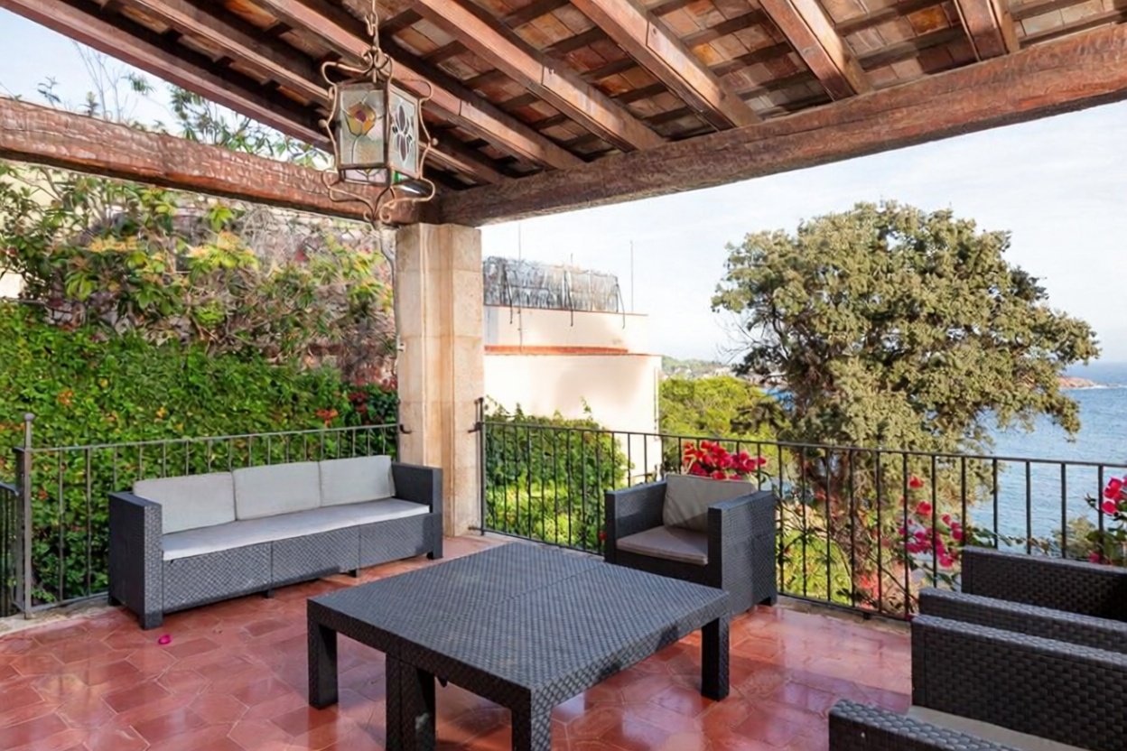 Chalet à vendre avec accès direct à la plage à Sant Feliu de Guíxols — Terrasse mer