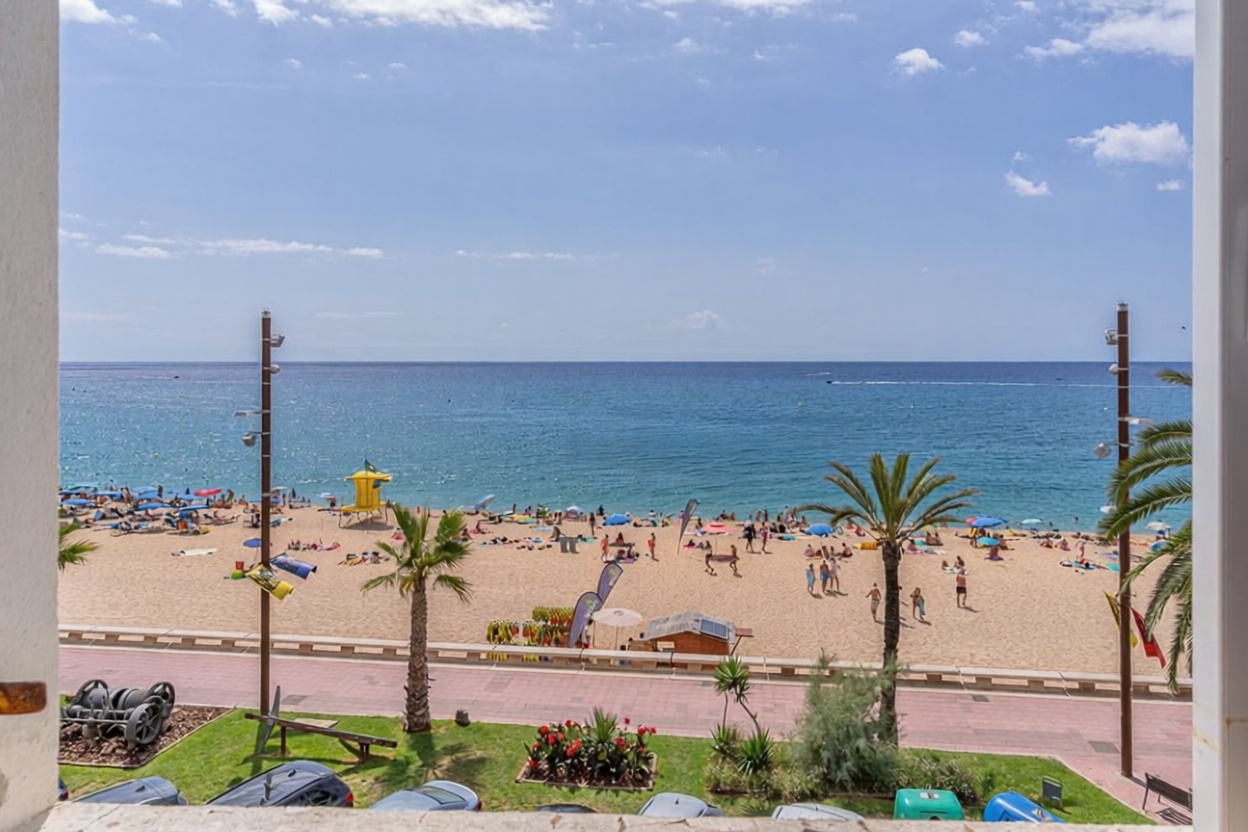 Wohnung zum Verkauf in direkter Strandlage in Lloret de Mar — Meerblick