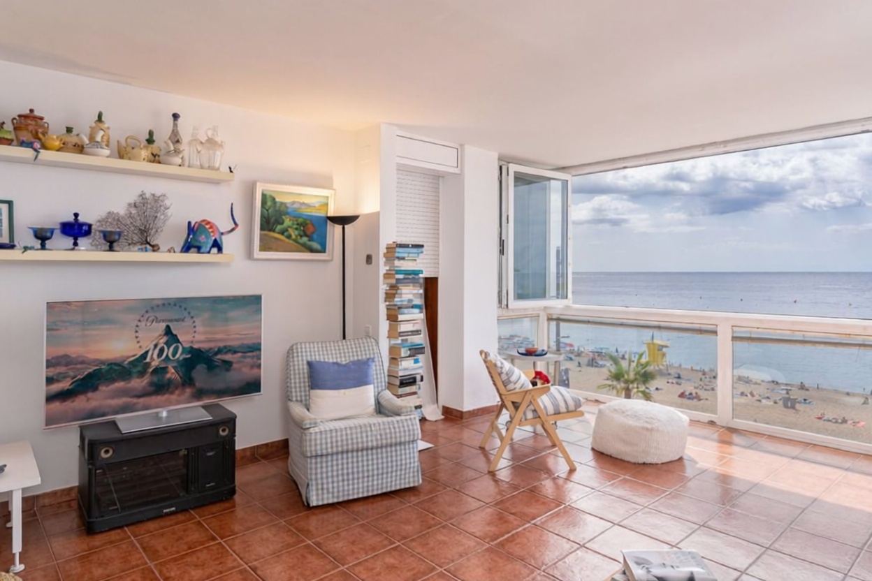 Wohnung zum Verkauf in direkter Strandlage in Lloret de Mar — Wohnzimmer