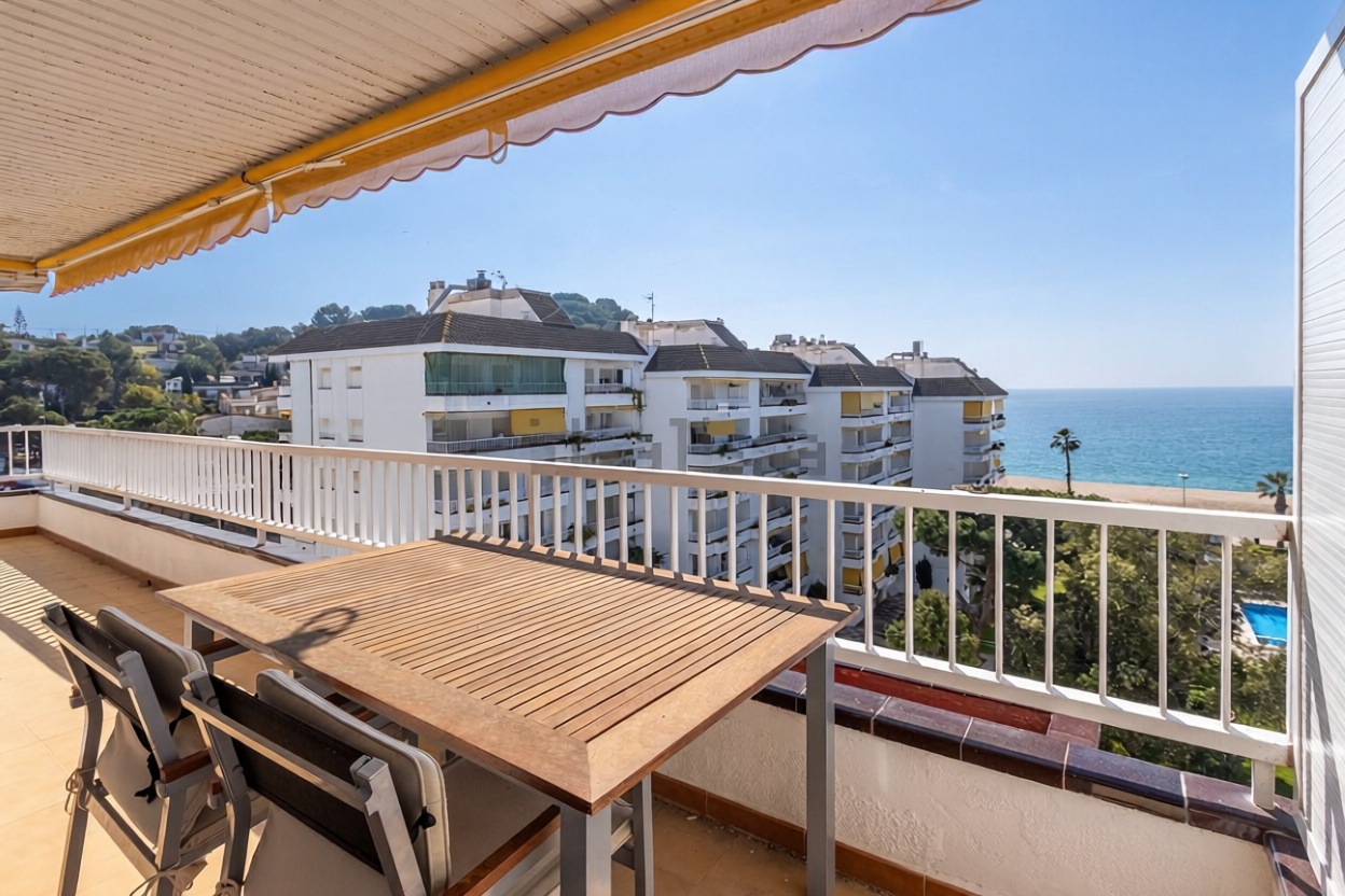Мансарда на продажу на первой линии моря в Lloret de Mar — Морская терраса