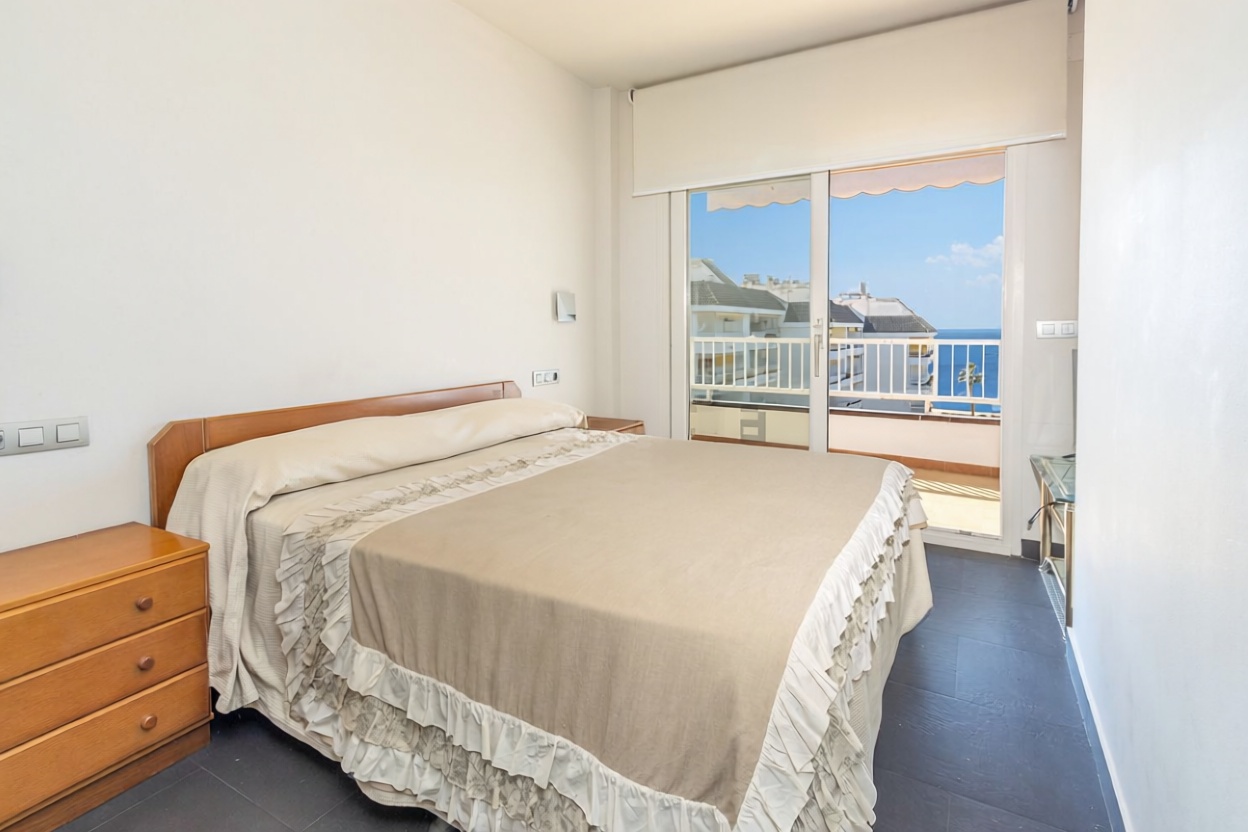 Мансарда на продажу на первой линии моря в Lloret de Mar — Спальня
