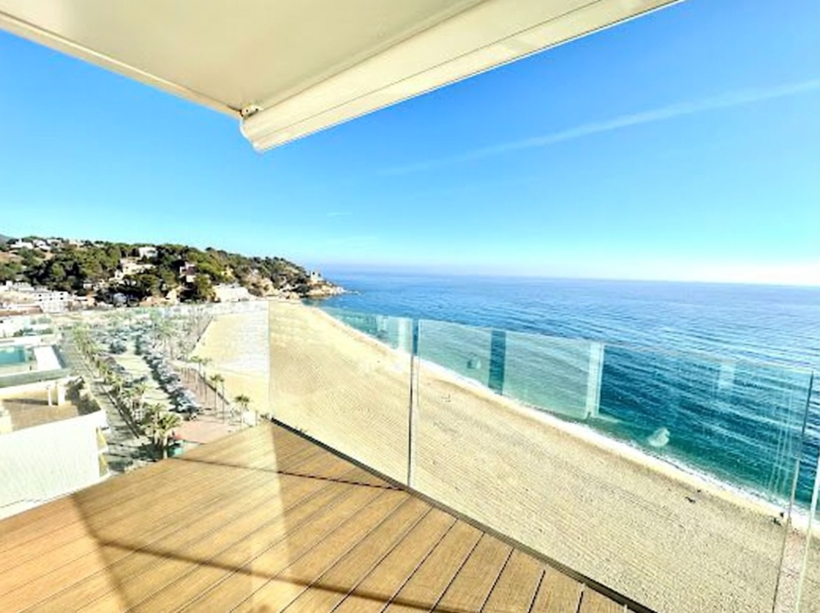 Flat for sale frontline beach in Lloret de Mar