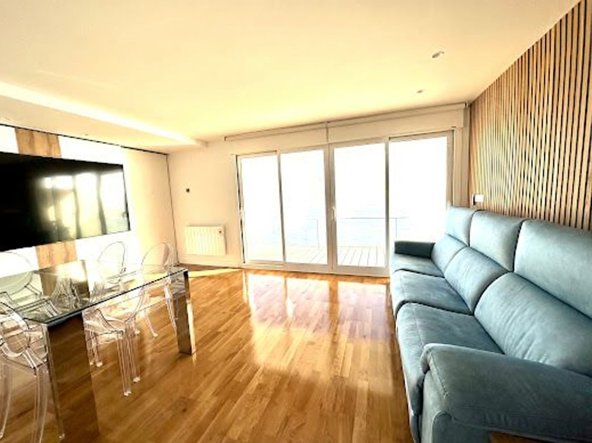 Piso en venta en primera línea de playa en Lloret de Mar — Salón