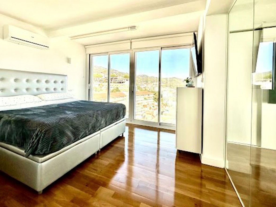 Piso en venta en primera línea de playa en Lloret de Mar — Dormitorio