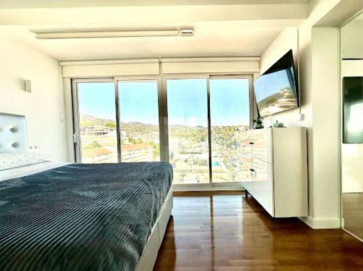 Piso en venta en primera línea de playa en Lloret de Mar — Dormitorio