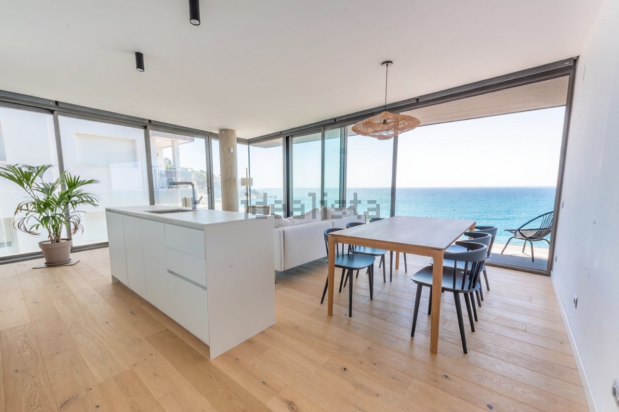 Квартира на продажу на первой линии пляжа в Lloret de Mar — Гостиная