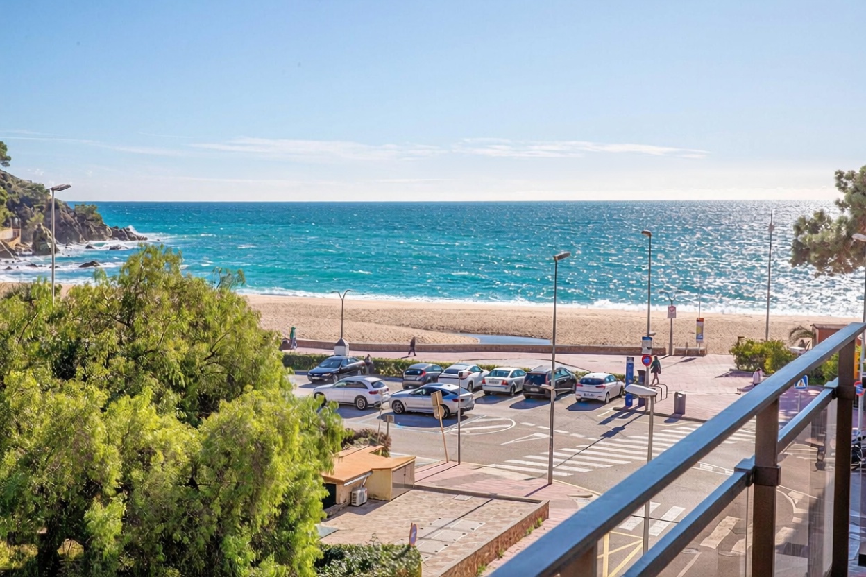 Wohnung zum Verkauf in direkter Strandlage in Lloret de Mar — Meerterrasse