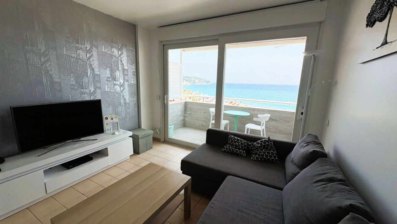 Wohnung zum Verkauf in direkter Strandlage in Lloret de Mar — Wohnzimmer
