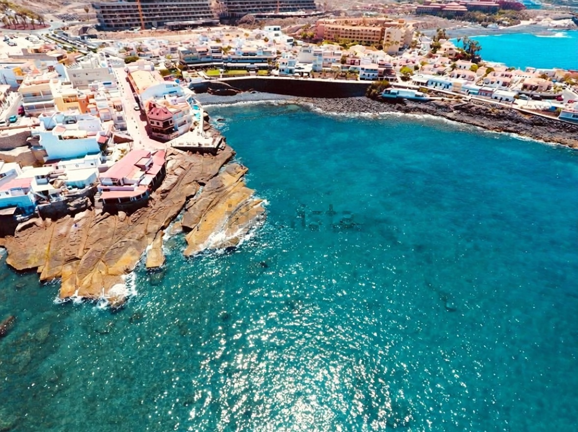 Chalet with direct beach access in Adeje — Aerial