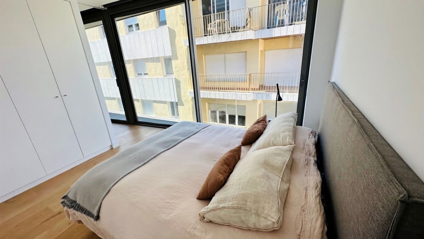 Piso en venta en primera línea de playa en Lloret de Mar — Dormitorio