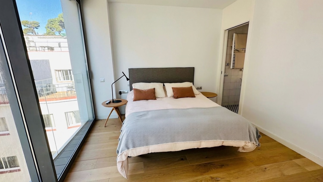 Piso en venta en primera línea de playa en Lloret de Mar — Dormitorio