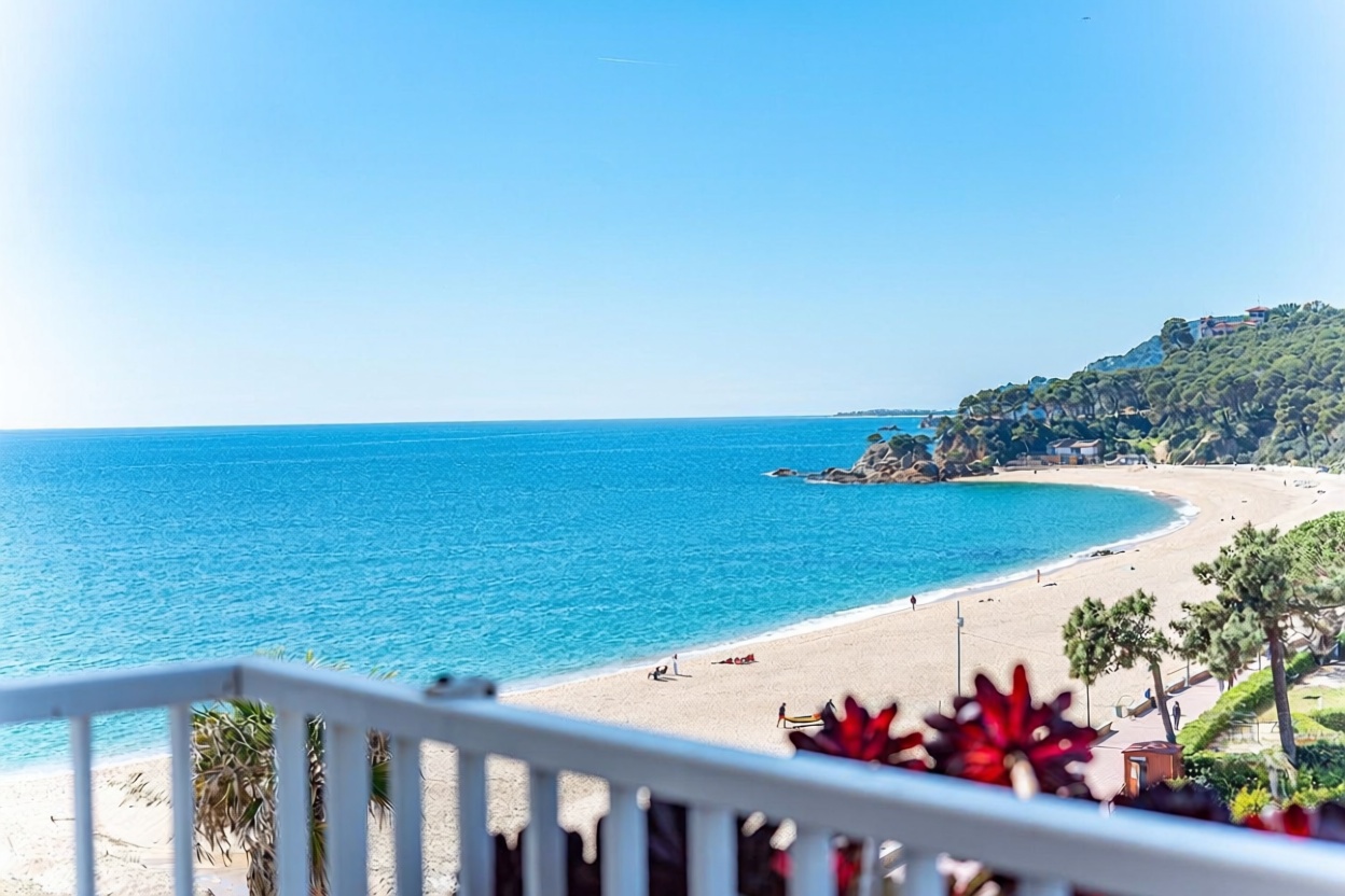 Piso en venta en primera línea de playa en Lloret de Mar — Vista mar