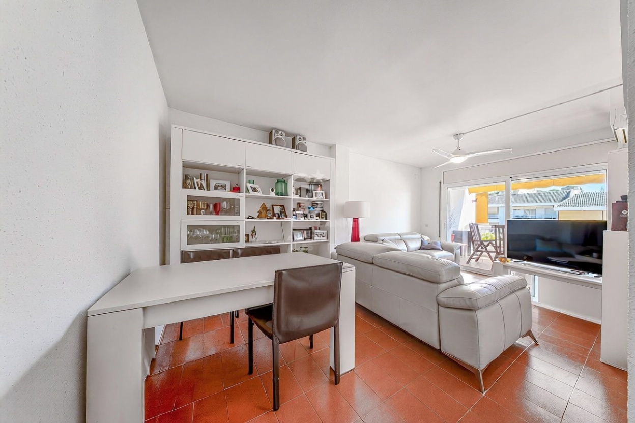 Piso en venta en primera línea de playa en Lloret de Mar — Salón
