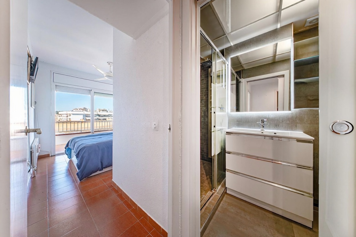 Piso en venta en primera línea de playa en Lloret de Mar — Dormitorio