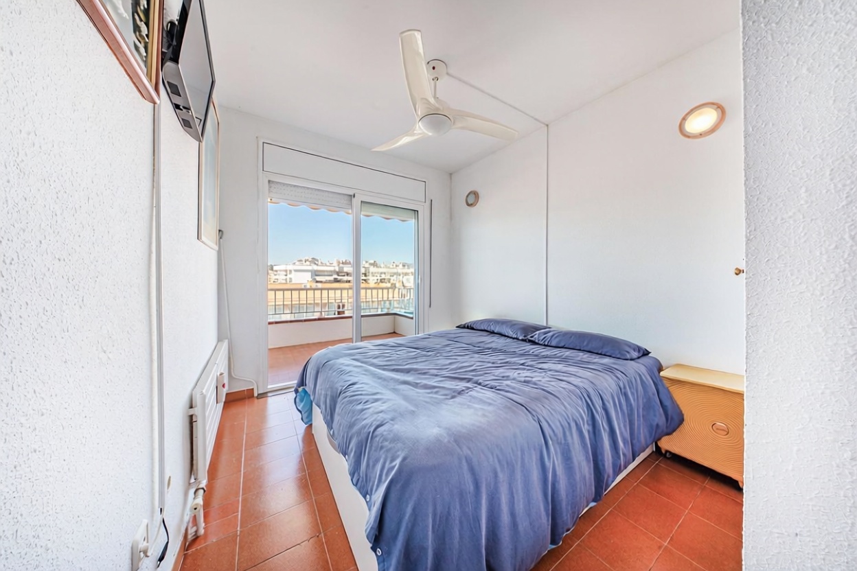 Piso en venta en primera línea de playa en Lloret de Mar — Dormitorio