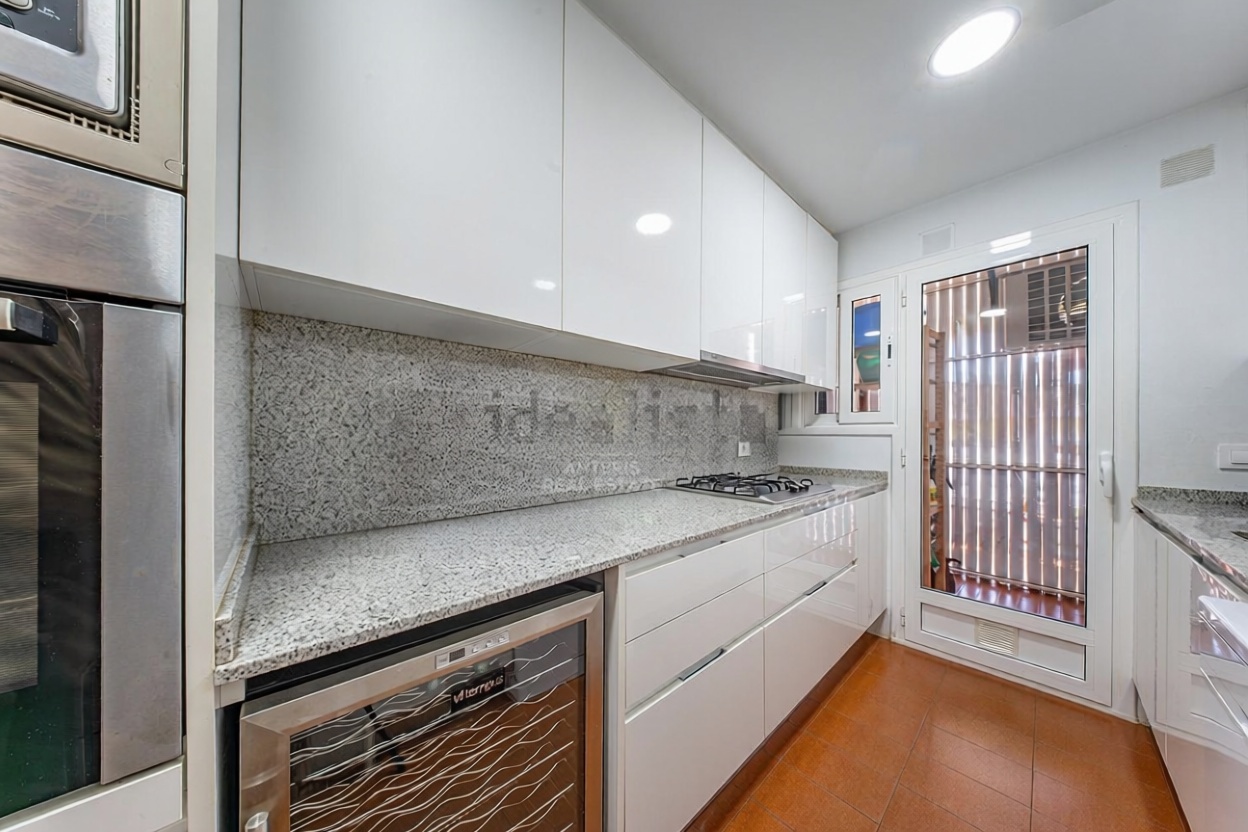 Piso en venta en primera línea de playa en Lloret de Mar — Cocina