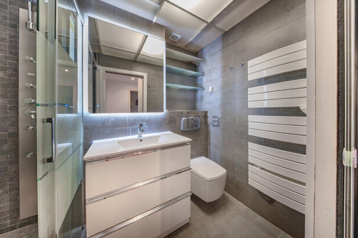 Piso en venta en primera línea de playa en Lloret de Mar — Baño