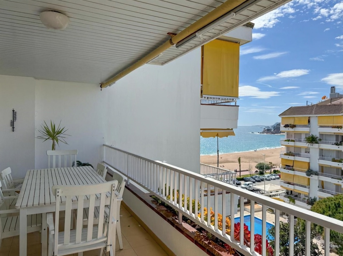 Wohnung zum Verkauf in direkter Strandlage in Lloret de Mar — Meerterrasse