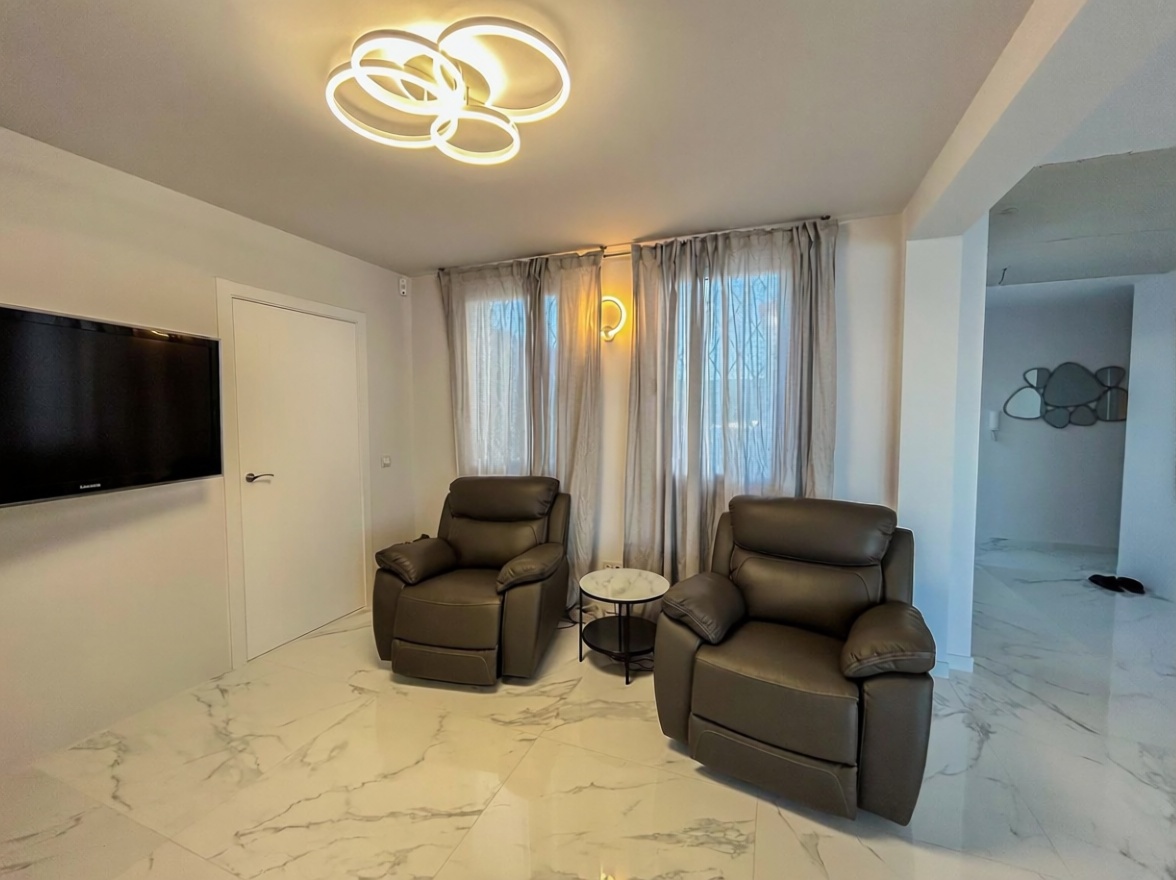 Flat for sale frontline beach in Lloret de Mar — Living room